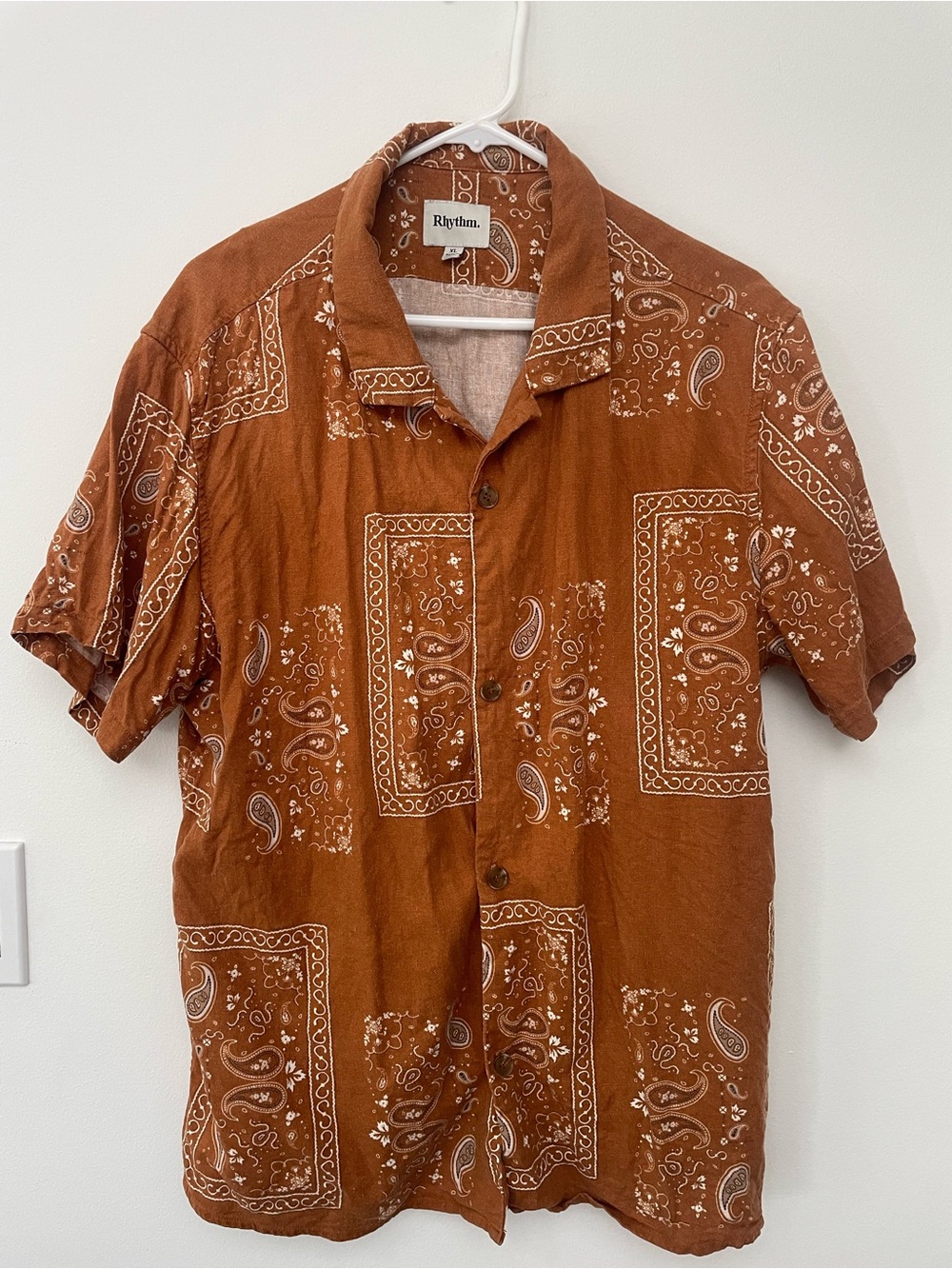 Rhythm. Men's Short-Sleeve Button-Up Bandana Print Shirt - Rust & White size XL